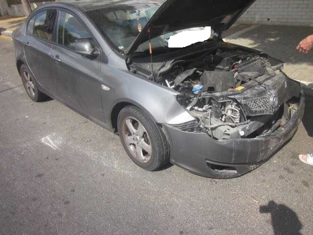 מכונית לאחר תאונה עם נזק כבד בחלק הקדמי לפירוק