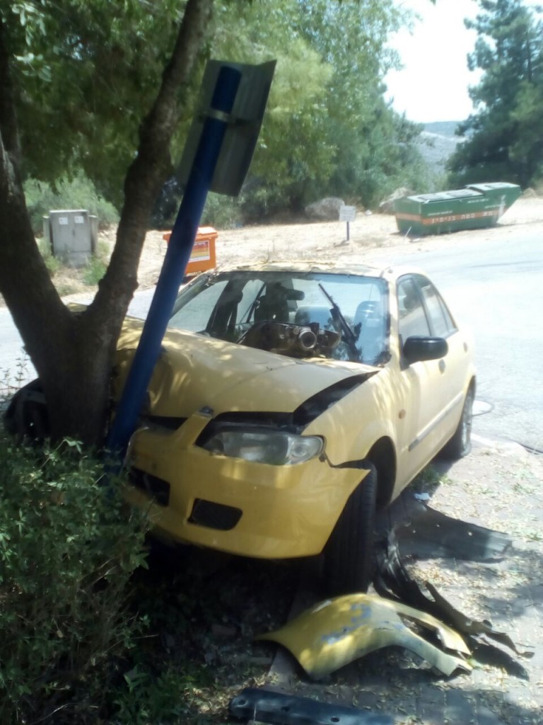 מכונית שנתקעה בעמוד מועברת לפירוק לאחר התאונה